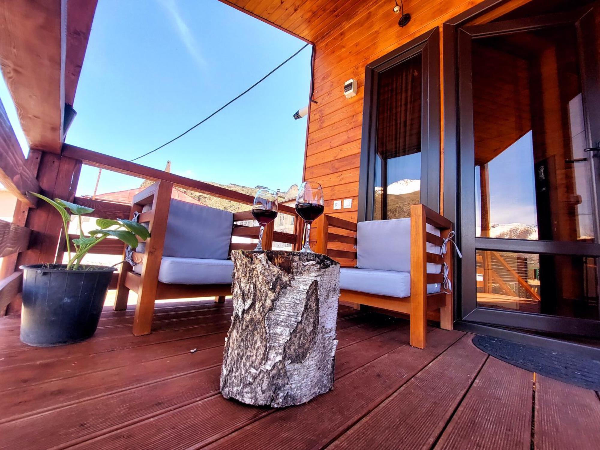 Guesthouse And Cottage Nicolo Kazbegi Bagian luar foto