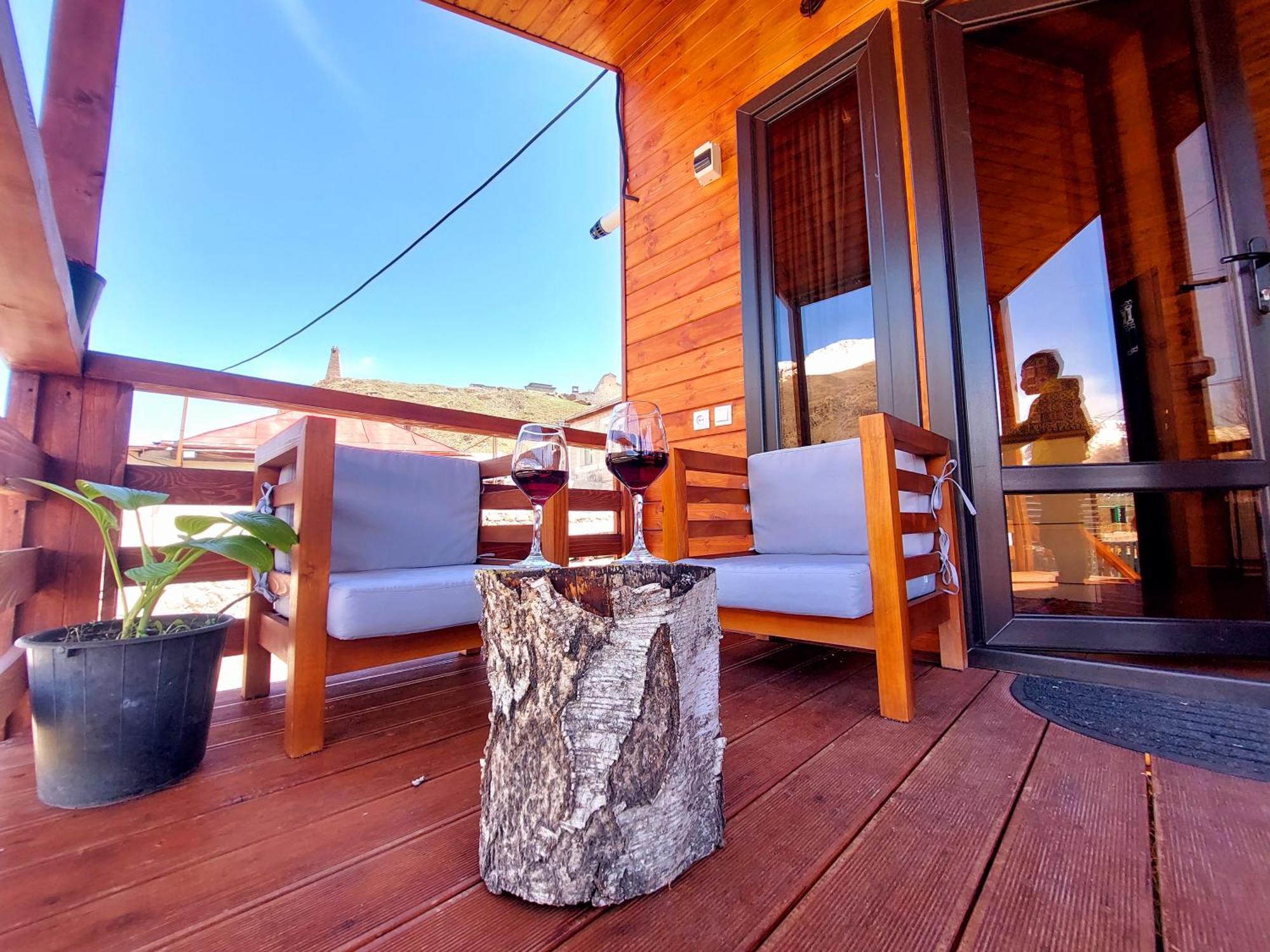 Guesthouse And Cottage Nicolo Kazbegi Ruang foto