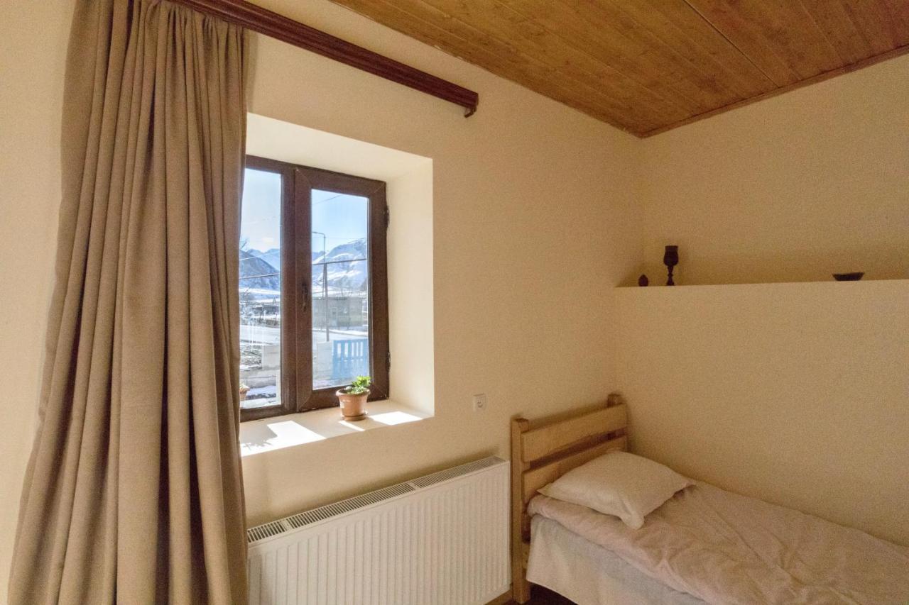 Guesthouse And Cottage Nicolo Kazbegi Bagian luar foto